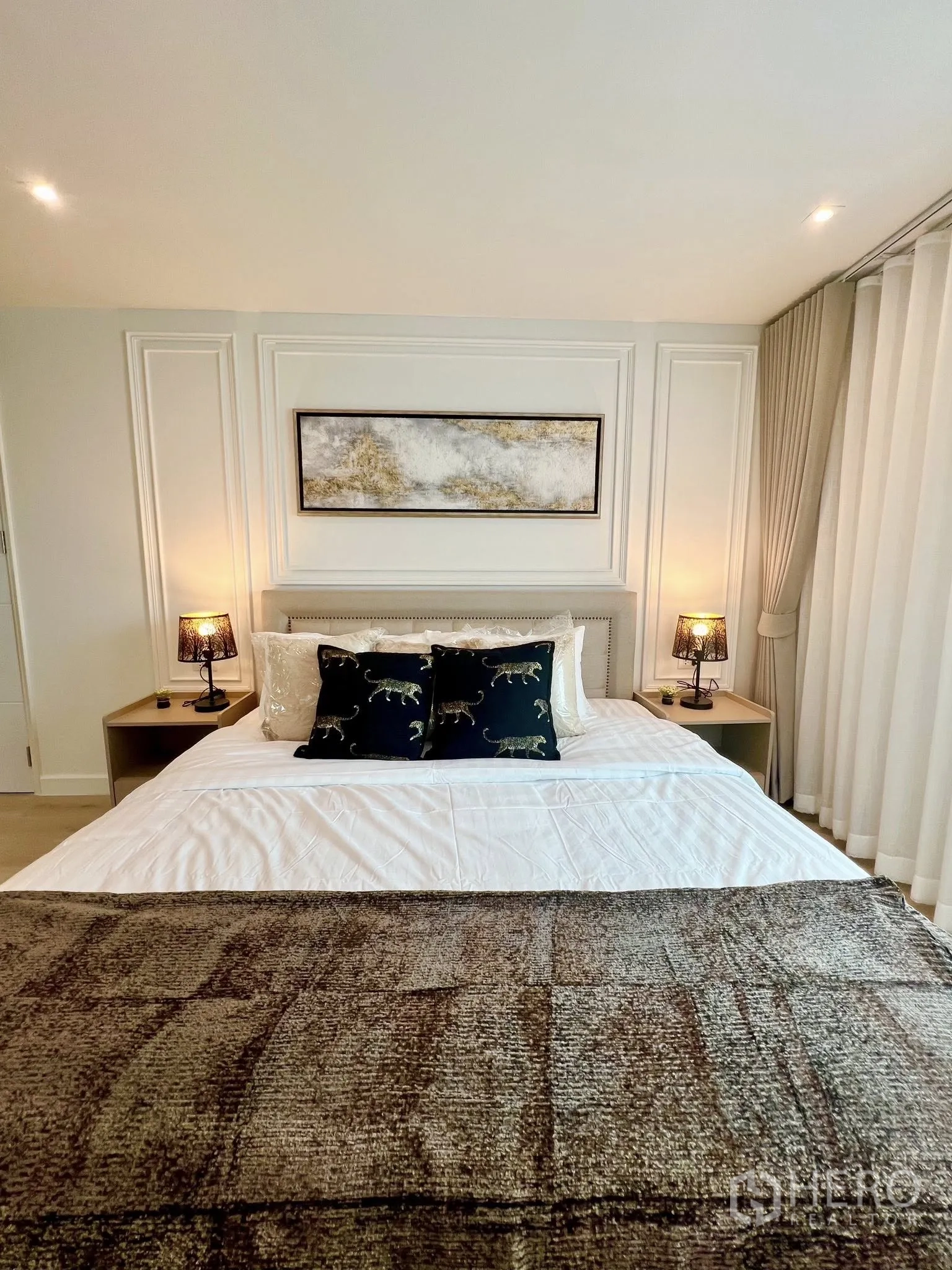 公寓 for rent or sale in Yan Nawa, Bangkok - 优雅卧室，床头装饰画、床头灯与分层窗帘。