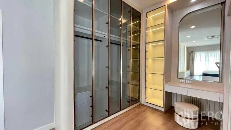 独栋房屋 for rent or sale in Bang Phli, Samut Prakan - 步入式衣帽间，玻璃衣柜与梳妆台