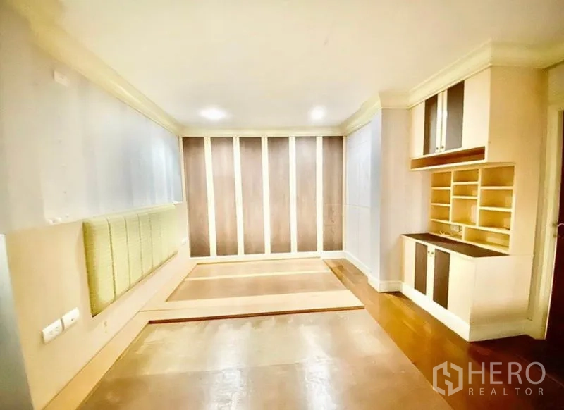 Home Office for rent in Pak Kret, Nonthaburi - Flexible room with built-in cabinetry, panelled feature wall and recessed lighting.