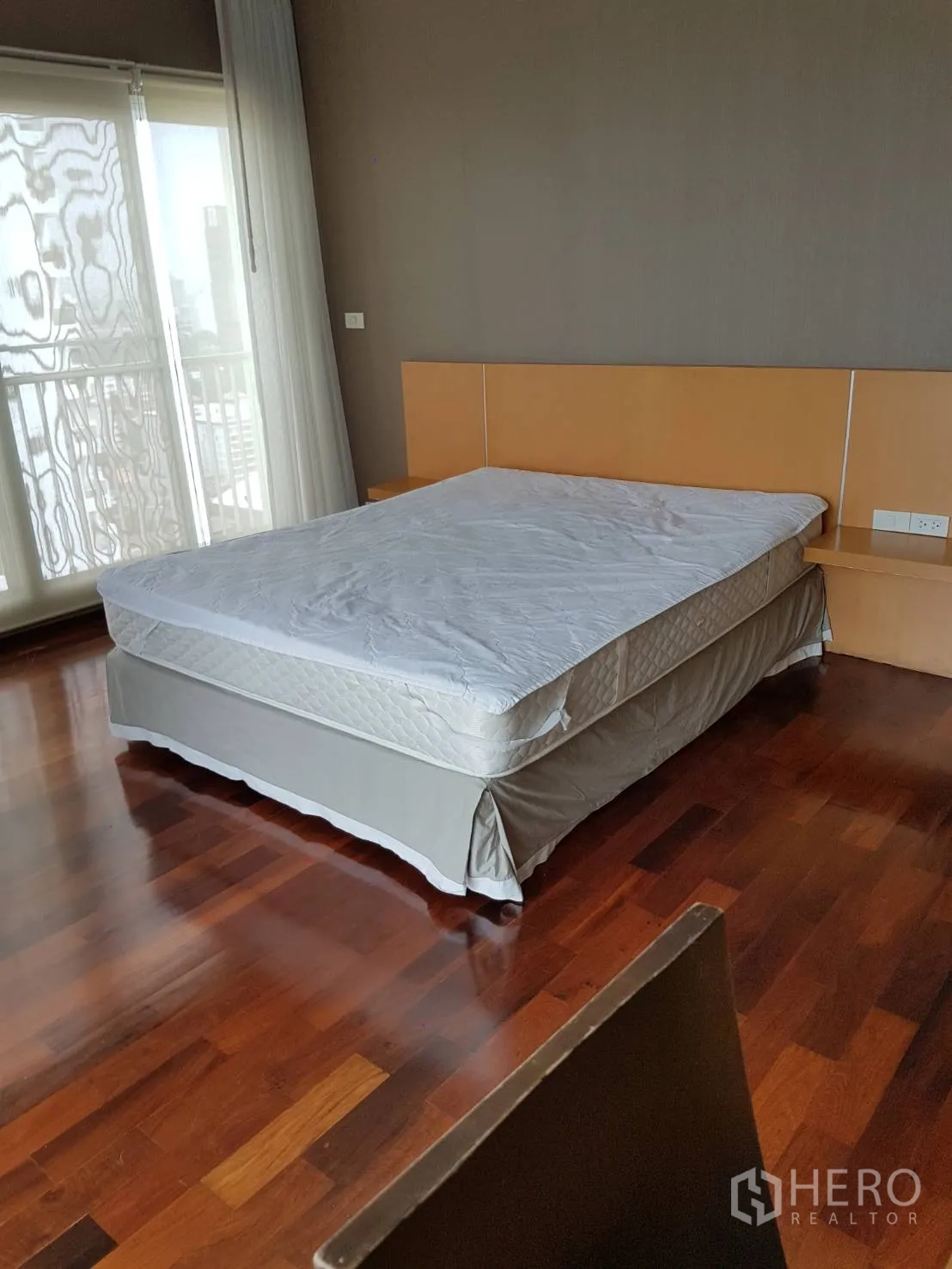 公寓 出租或出售在Watthana, Bangkok - 主卧铺木地板，内置床头板，落地窗通往阳台