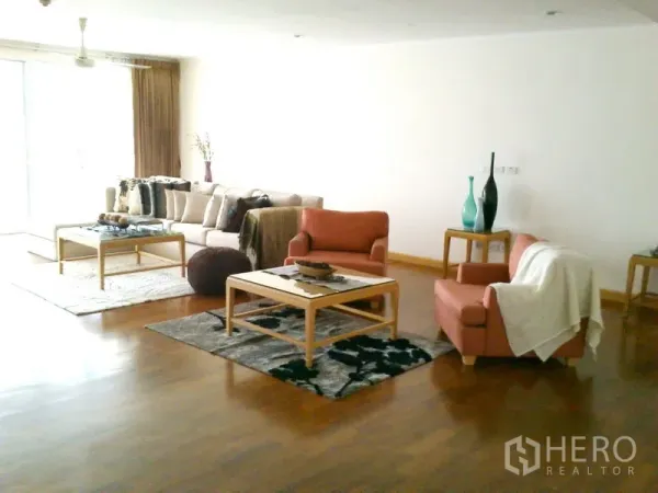 公寓 出租在Khlong Toei, Bangkok - 起居区另一角度，沙发组合、扶手椅与推拉阳台门