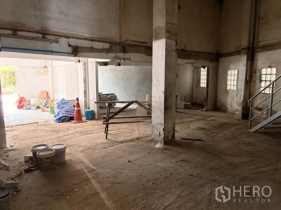 Retail Space for rent in Watthana, Bangkok - Open-plan retail shell with high ceiling, central column, wide front opening, and concrete floor.
