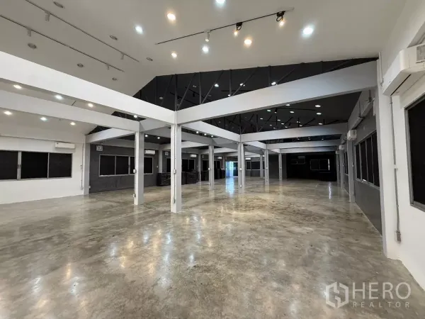 办公空间 出租在Wang Thonglang, Bangkok - 宽敞的开放式办公室，抛光水泥地面，白色钢梁与4.6米挑高天花及射灯。