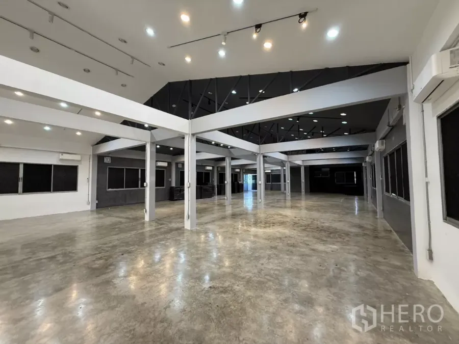 办公空间 出租在Wang Thonglang, Bangkok - 宽敞的开放式办公室，抛光水泥地面，白色钢梁与4.6米挑高天花及射灯。