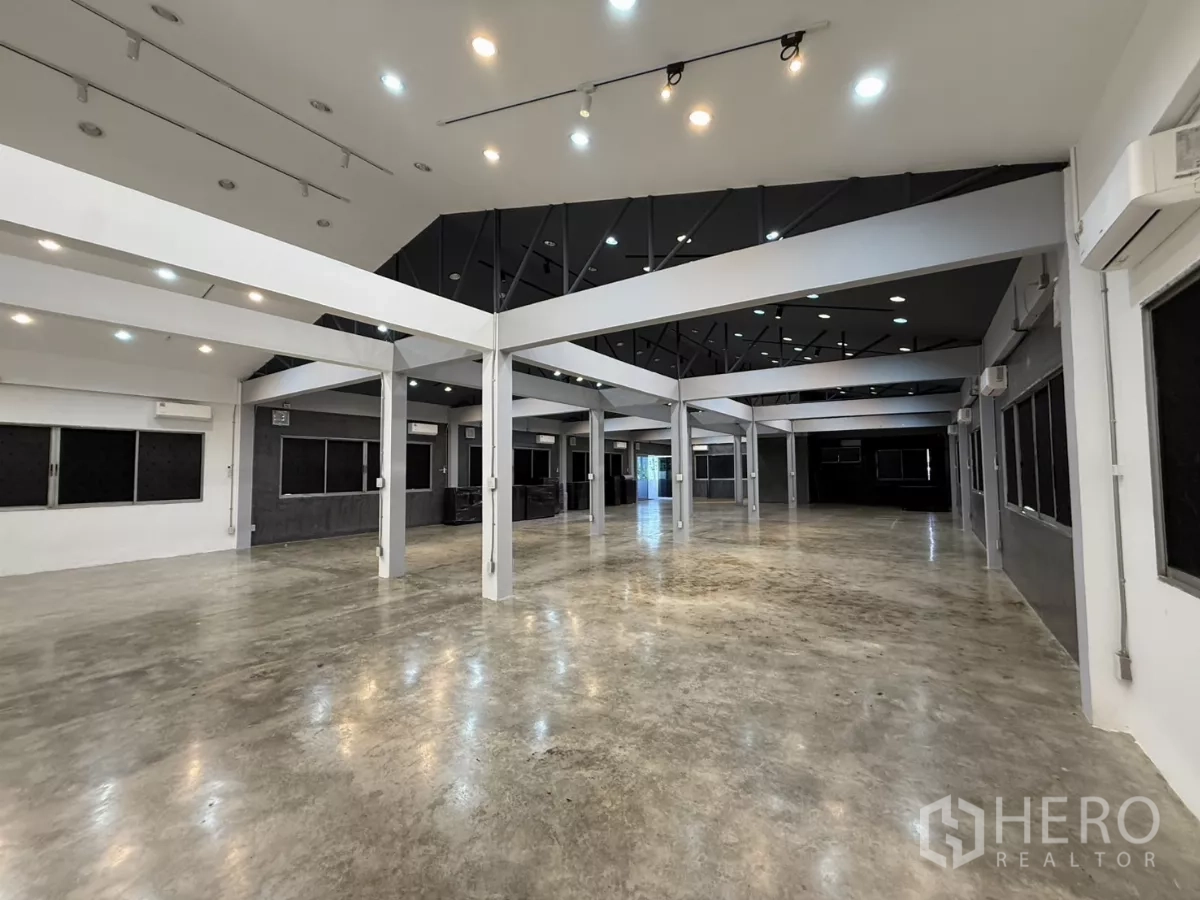 办公空间 出租在Wang Thonglang, Bangkok - 宽敞的开放式办公室，抛光水泥地面，白色钢梁与4.6米挑高天花及射灯。
