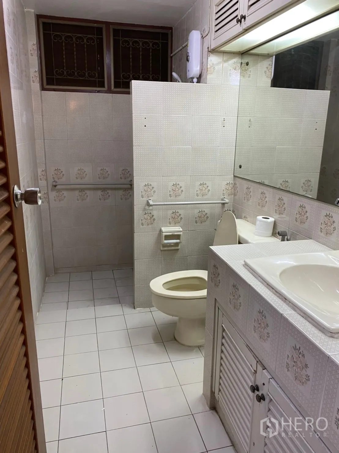 零售空间 出租在Khlong Toei, Bangkok - 瓷砖浴室，设洗手台、镜子、马桶与淋浴隔断