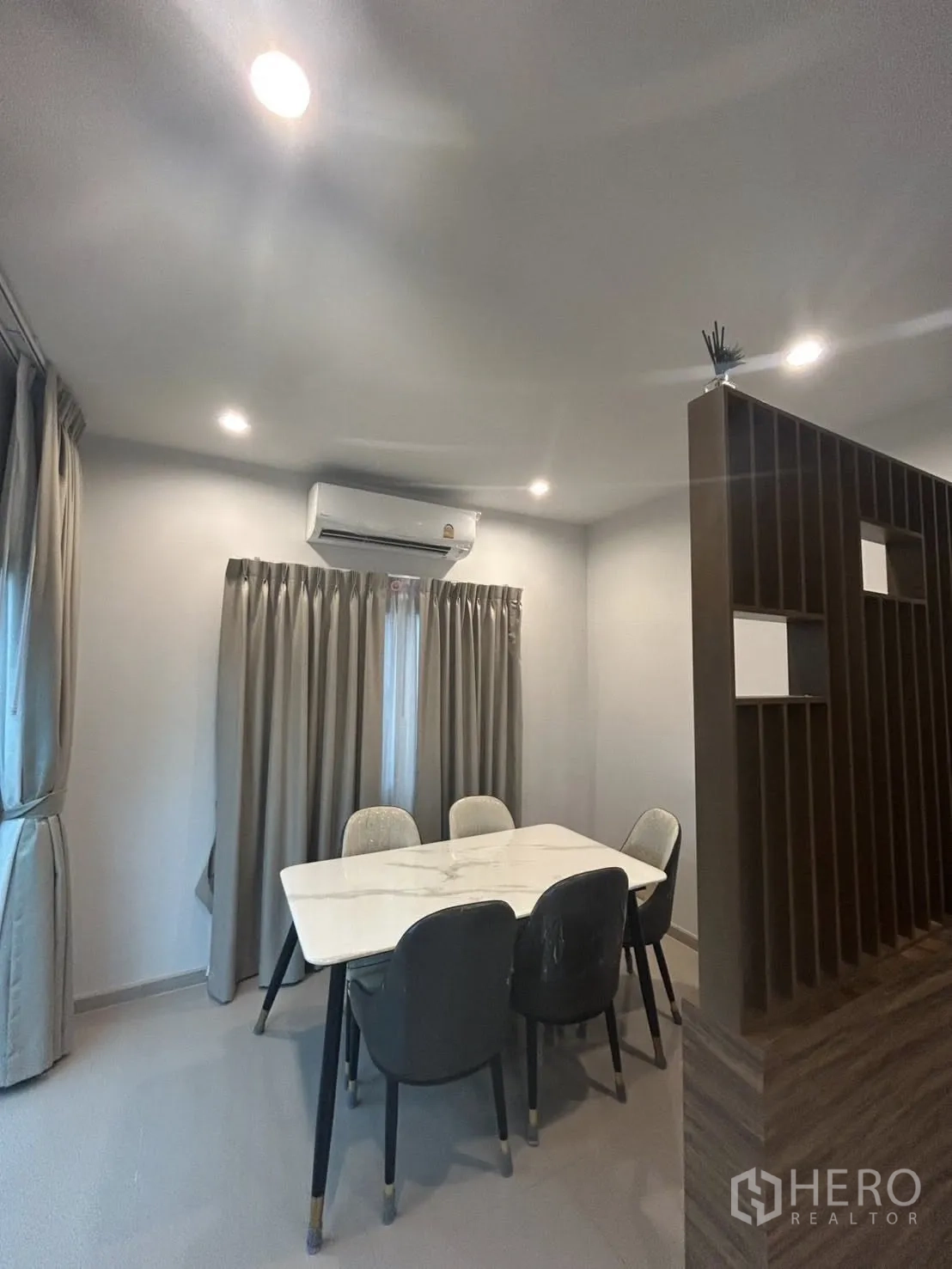 独立式住宅 出租在Khlong Sam Wa, Bangkok - 温馨餐桌区，大理石台面，空调与窗帘