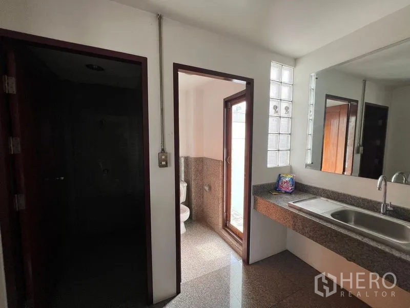 办公空间 出租在Watthana, Bangkok - 带长条花岗岩台面与镜子的卫生间，并设独立坐便间。