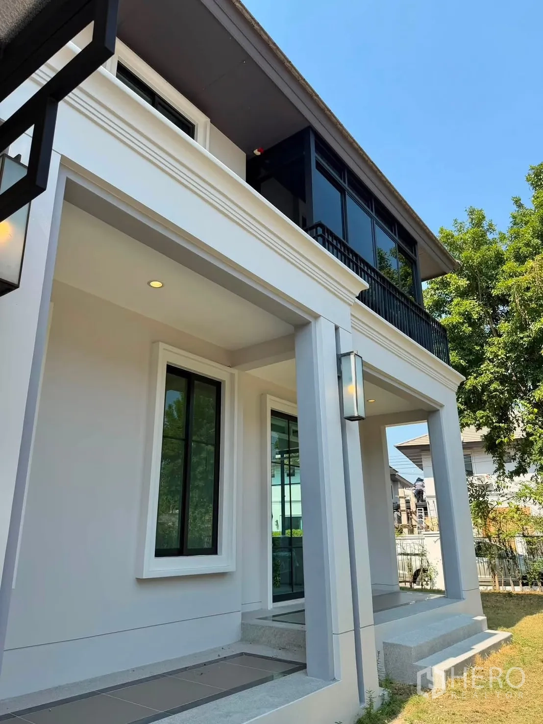 บ้านเดี่ยว for rent or sale in Prawet, Bangkok - เฉลียงหน้าบ้านมีเสาและหน้าต่างสูง
