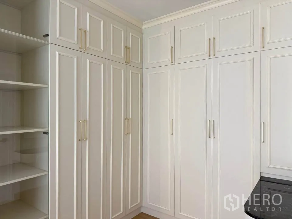 Semi-detached House for rent in Mueang Samut Prakan, Samut Prakan - Room with floor-to-ceiling built-in wardrobes and open shelving.
