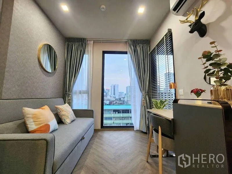 คอนโด ให้เช่าในBang Rak, Bangkok - ห้องอเนกประสงค์/ห้องนอนที่สองพร้อมโซฟา โต๊ะทำงาน และหน้าต่างเต็มบานวิวสกายไลน์