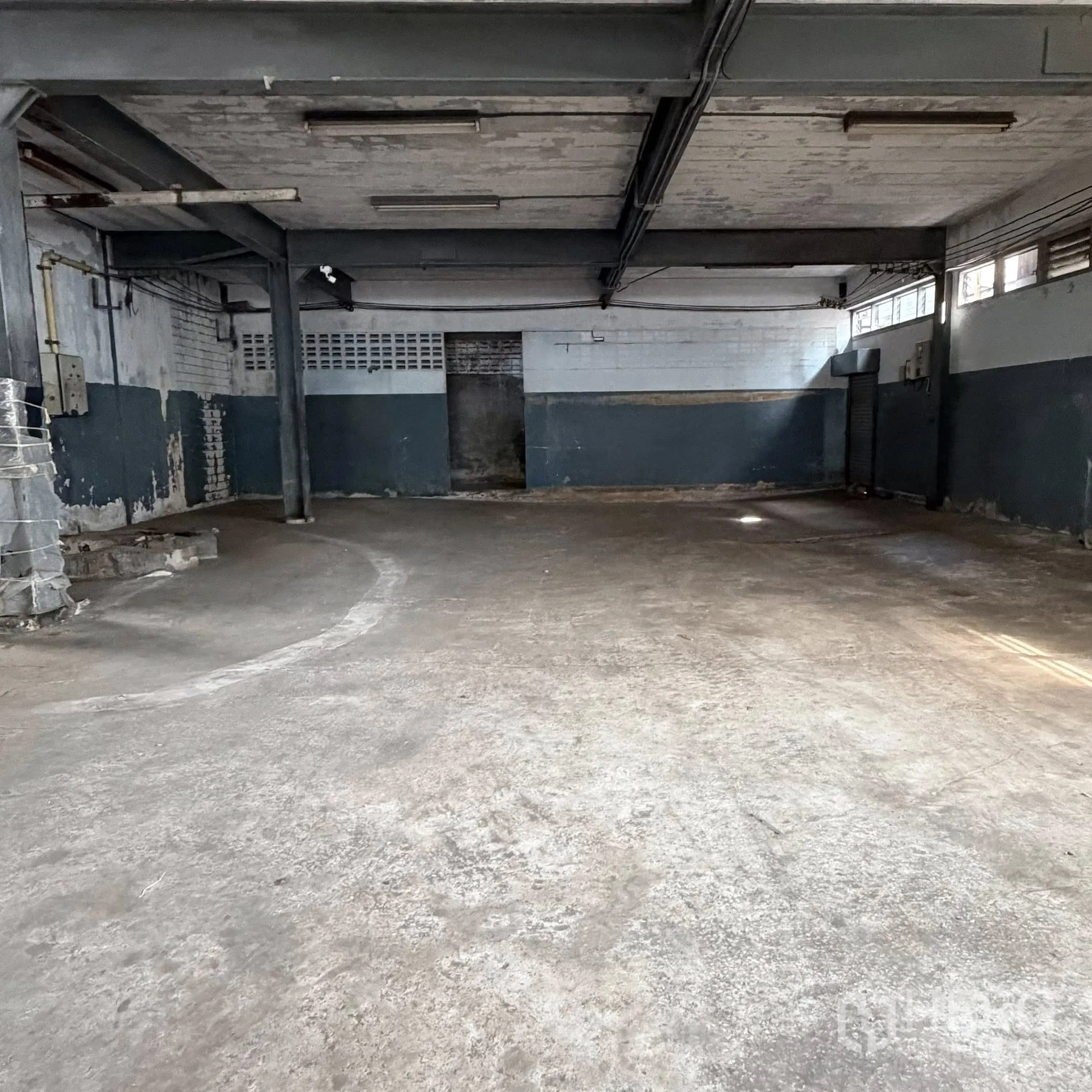 โรงงาน for rent in Phra Pradaeng, Samut Prakan - พื้นที่โกดังพื้นคอนกรีต เสาเหล็ก และเพดานสูงโปร่ง