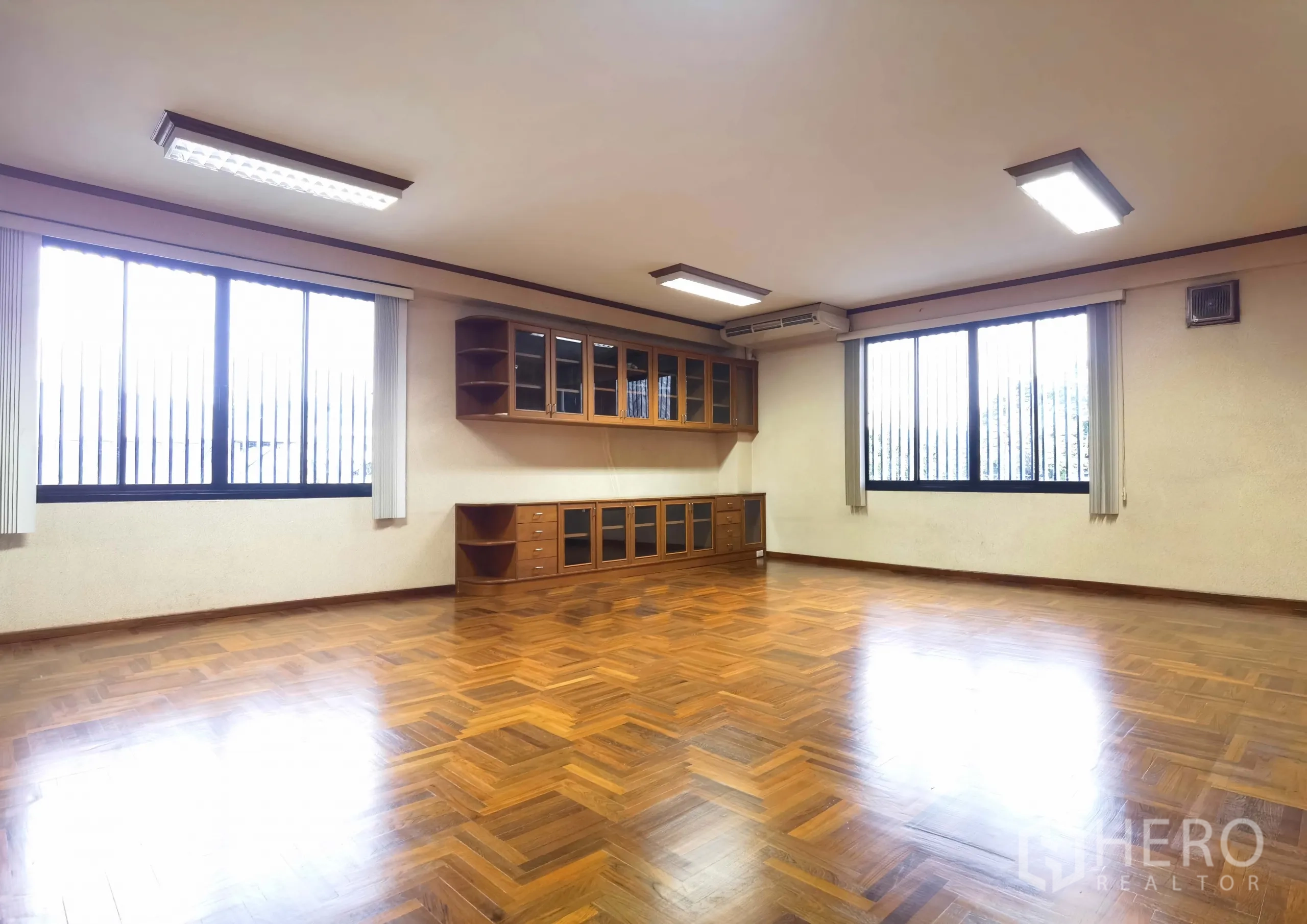 Warehouse for rent in Samut Prakan - Corner executive room with extensive built‑in storage and two wide windows.