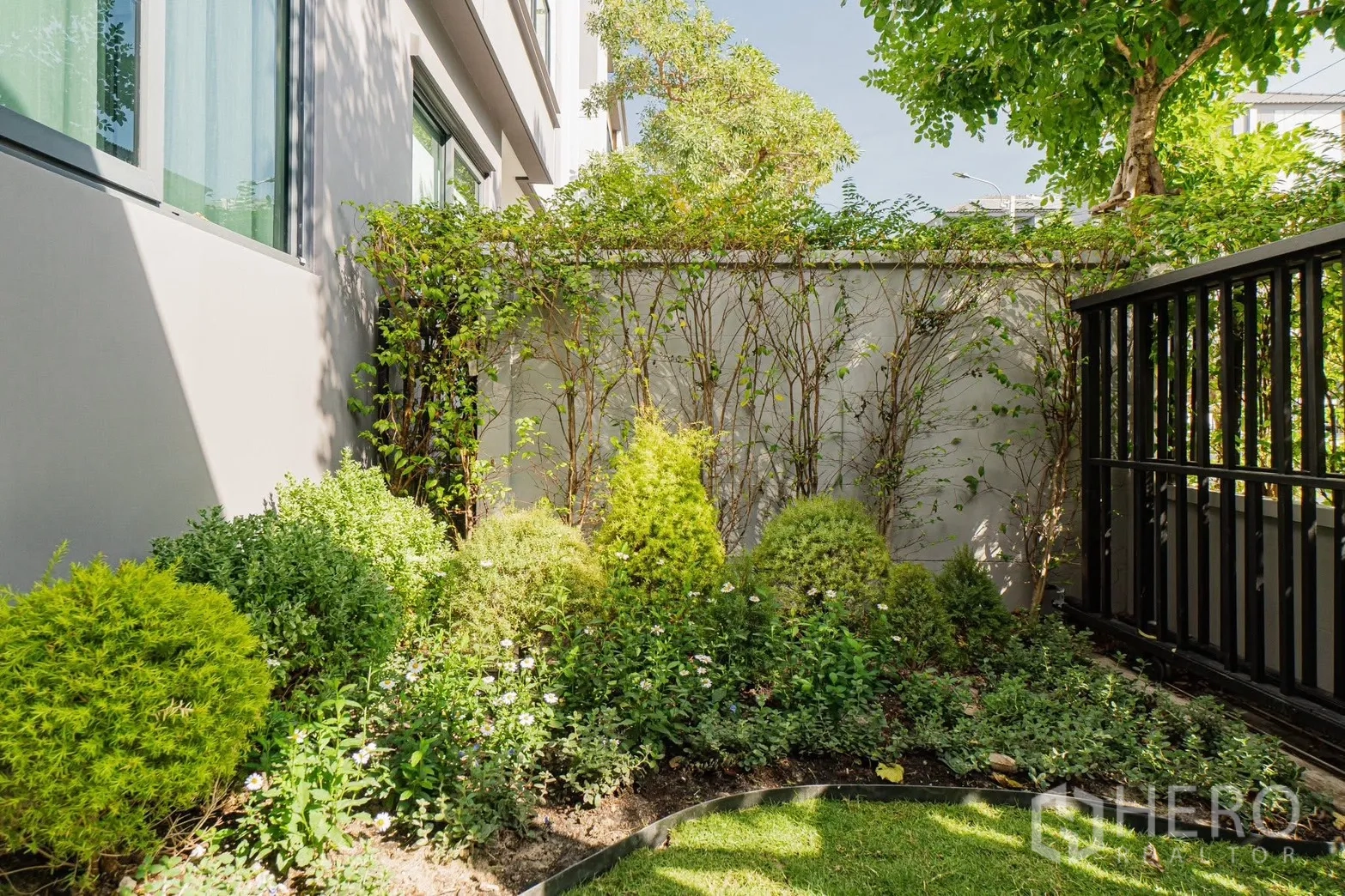 Detached House for rent or sale in Prawet, Bangkok - Small landscaped garden with shrubs and flowers near front gate