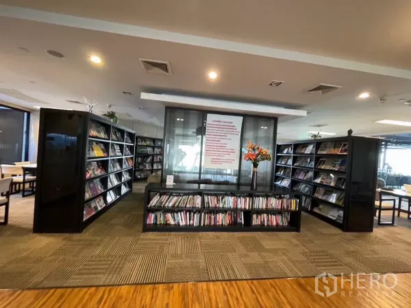 Condominium for rent in Sathon, Bangkok - Residents’ library with wall-to-wall bookshelves and reading tables.