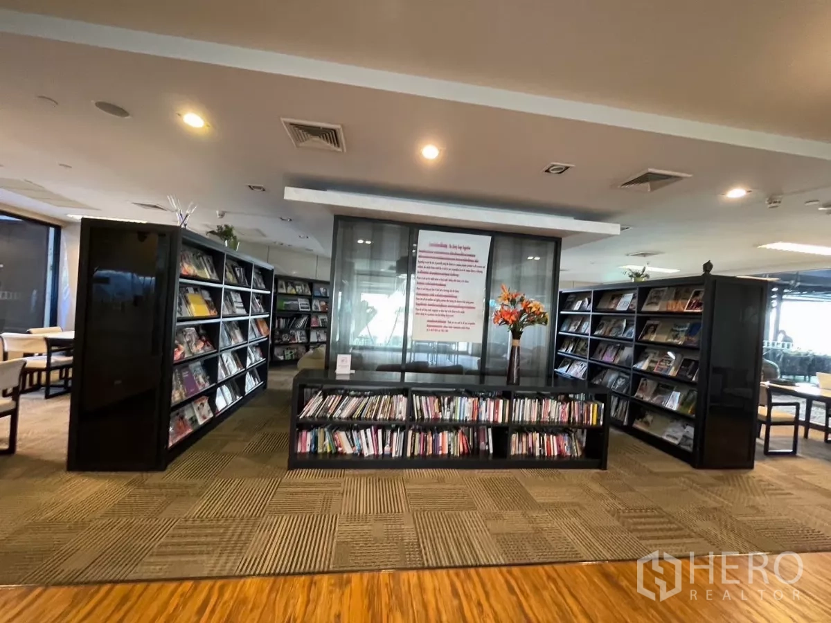 Condominium for rent in Sathon, Bangkok - Residents’ library with wall-to-wall bookshelves and reading tables.
