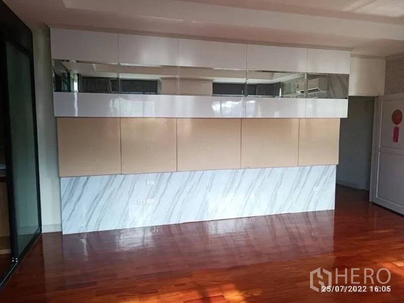 บ้าน ขายในPrawet, Bangkok - ผนังตกแต่งตู้บิวท์อินเงามันกับกรุหินอ่อนในห้องชั้นบน