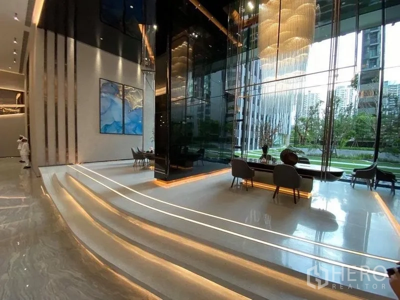 公寓 出售在Ratchathewi, Bangkok - 挑高大堂，水晶吊灯与休息区，可眺望花园。