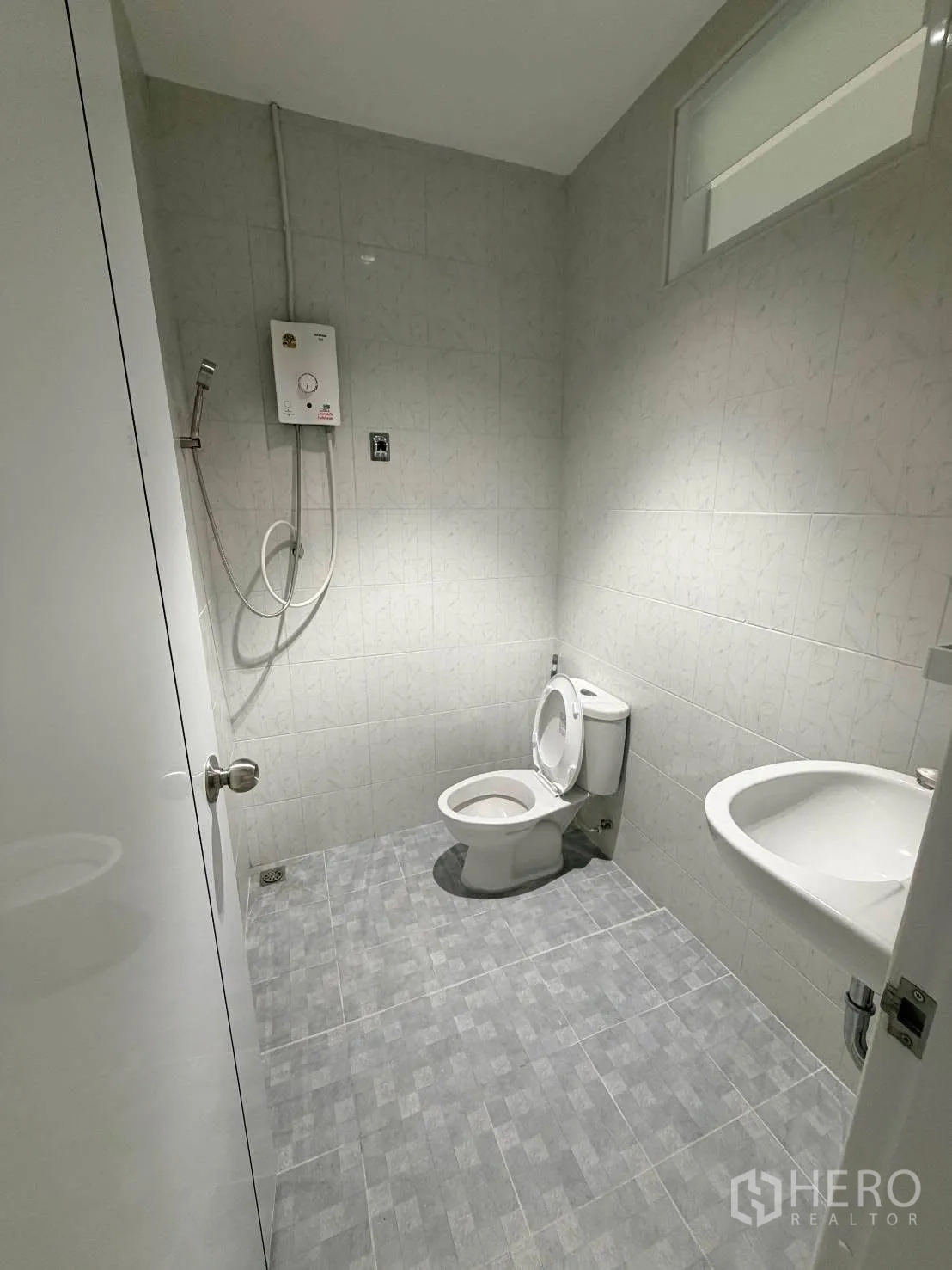 ทาวน์เฮาส์ for rent in Phra Khanong, Bangkok - ห้องน้ำปูกระเบื้องพร้อมโถสุขภัณฑ์ เครื่องทำน้ำอุ่น ฝักบัว และอ่างล้างหน้า.