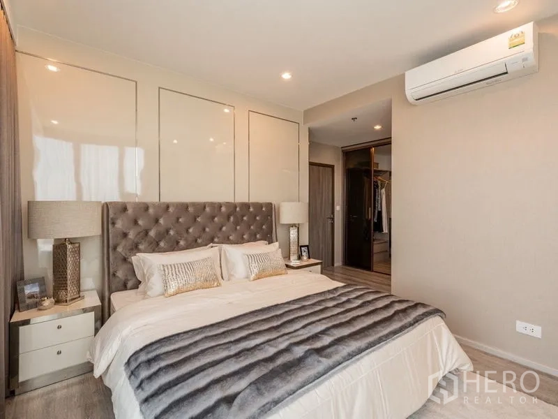 公寓 出租在Bang Na, Bangkok - 主卧配空调与床头柜，可通往衣帽间。