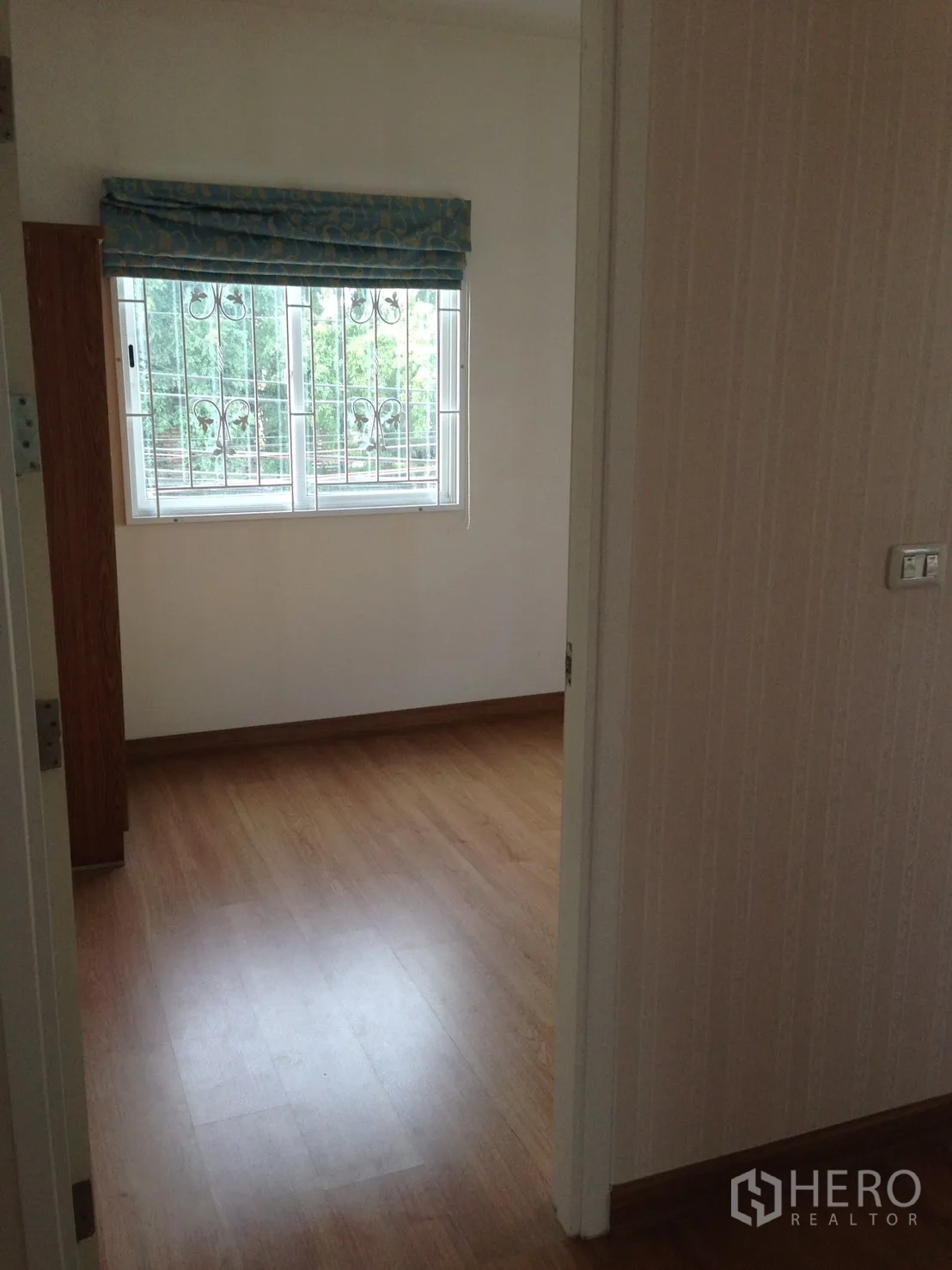 บ้าน ให้เช่าในSuan Luang, Bangkok - ห้องนอนพื้นลามิเนต หน้าต่างเหล็กดัดรับแสงธรรมชาติ
