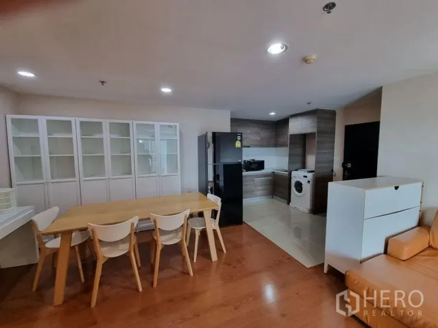 คอนโด ให้เช่าในHuai Khwang, Bangkok - พื้นที่ทานอาหารมีตู้โชว์สีขาวเรียงยาว ข้างครัว