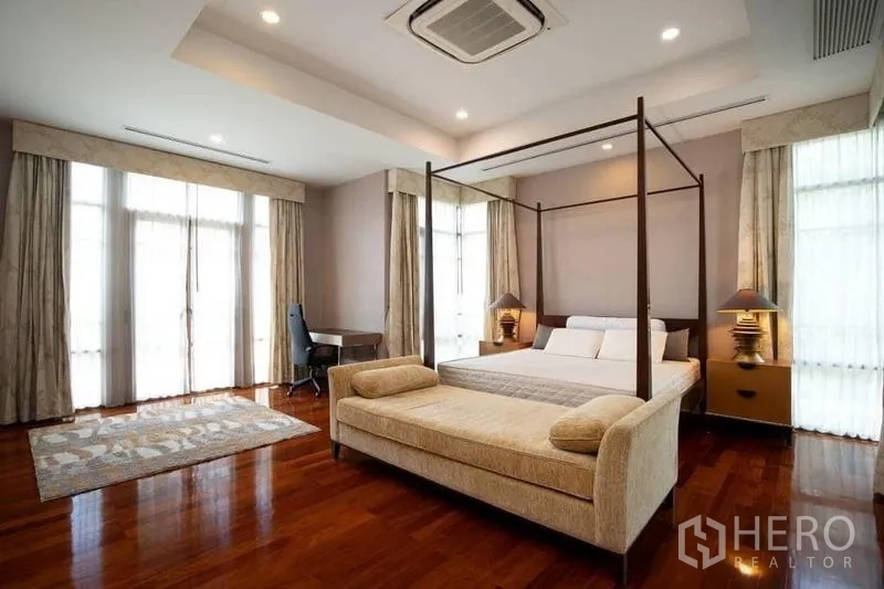 บ้าน ให้เช่าหรือขายในWatthana, Bangkok - มาสเตอร์เบดรูมเตียงสี่เสา พร้อมเดย์เบด โต๊ะทำงาน และฝ้าหลุม