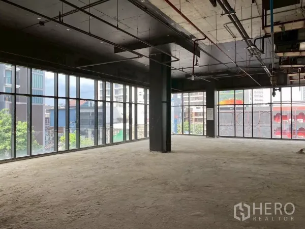 Retail Space for rent - Large third-floor retail shell with floor-to-ceiling windows and city views in Thonglor.