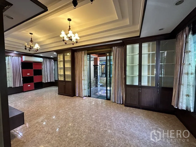 Detached House for sale in Lam Luk Ka, Pathum Thani - Spacious living area with glass cabinets and wide windows
