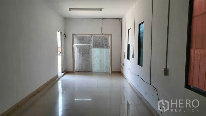 货栈 出租在Pathum Thani - 办公室走廊，带望向仓库的窗户和推拉玻璃门。
