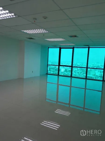 办公空间 出租在Huai Khwang, Bangkok - 宽敞工作区，蓝绿色着色落地窗，尽览城市全景。