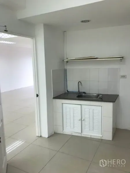 办公空间 出租在Watthana, Bangkok - 办公室茶水间，带水槽、台面和储物柜，紧邻主办公区。