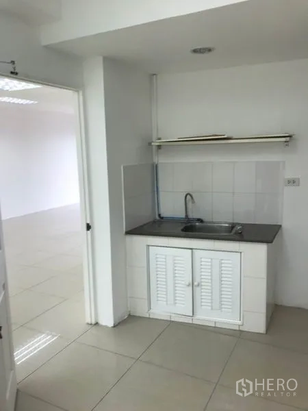 办公空间 出租在Watthana, Bangkok - 办公室茶水间，带水槽、台面和储物柜，紧邻主办公区。