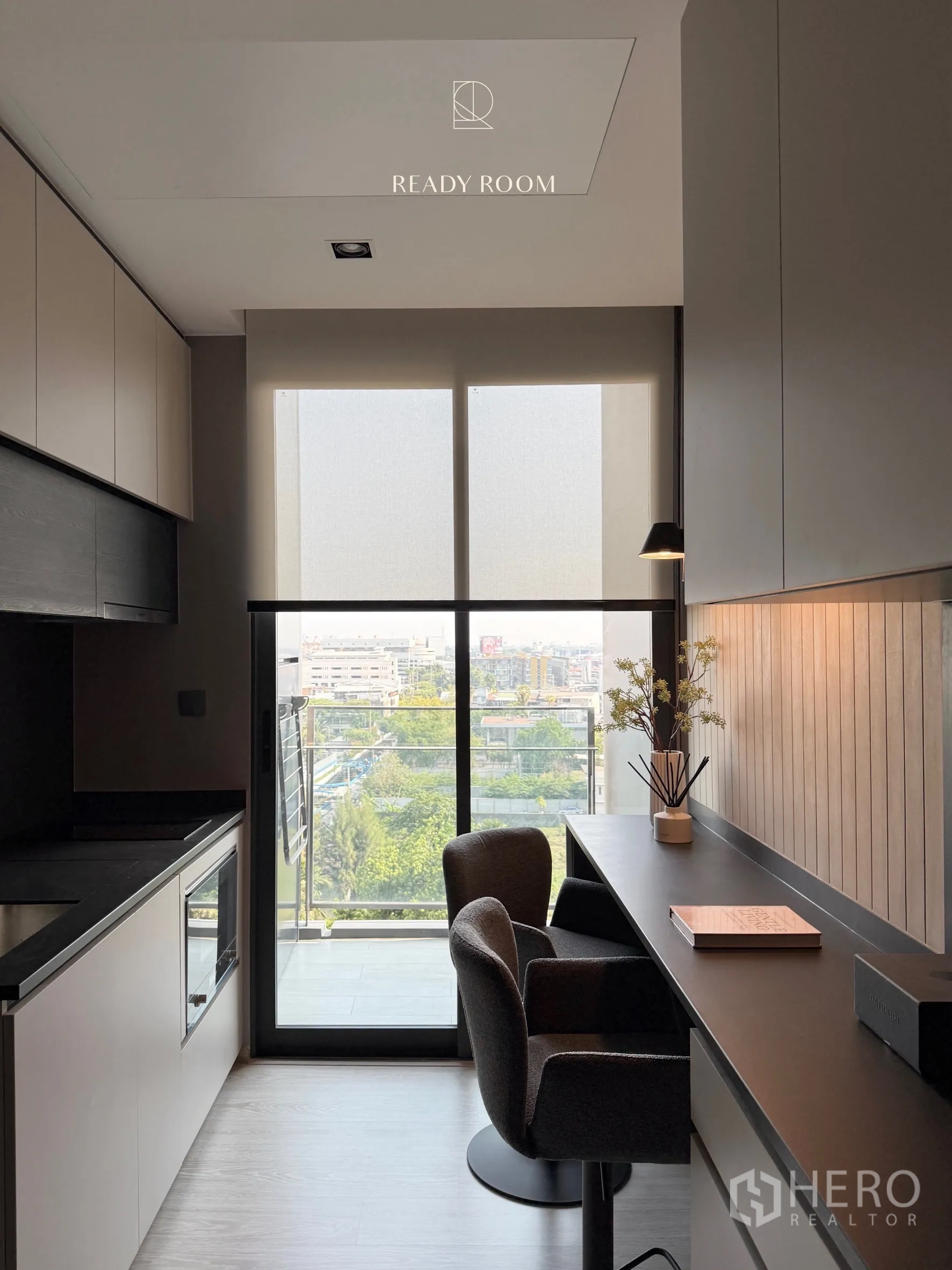 คอนโด for rent in Khlong Toei, Bangkok - ครัวกะทัดรัดและมุมทำงานเปิดออกสู่ระเบียงมองเห็นวิวเมือง.