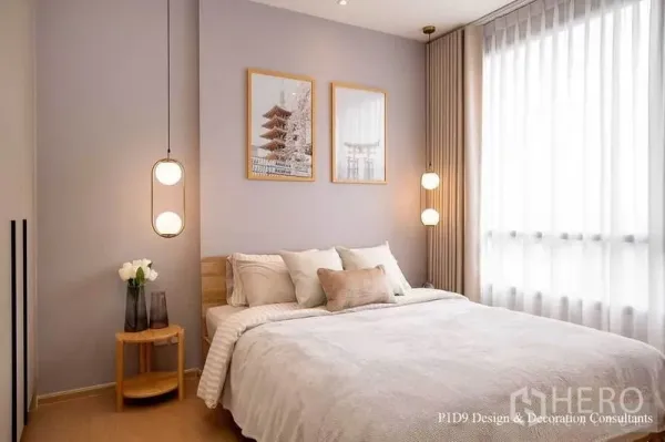 公寓 出租在Watthana, Bangkok - 卧室床头挂画，双球形吊灯与落地窗，氛围温馨。