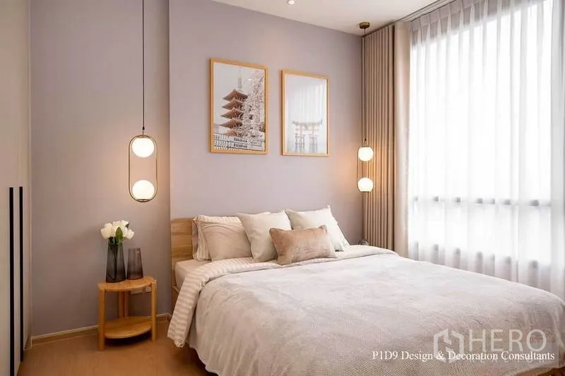 公寓 出租在Watthana, Bangkok - 卧室床头挂画，双球形吊灯与落地窗，氛围温馨。