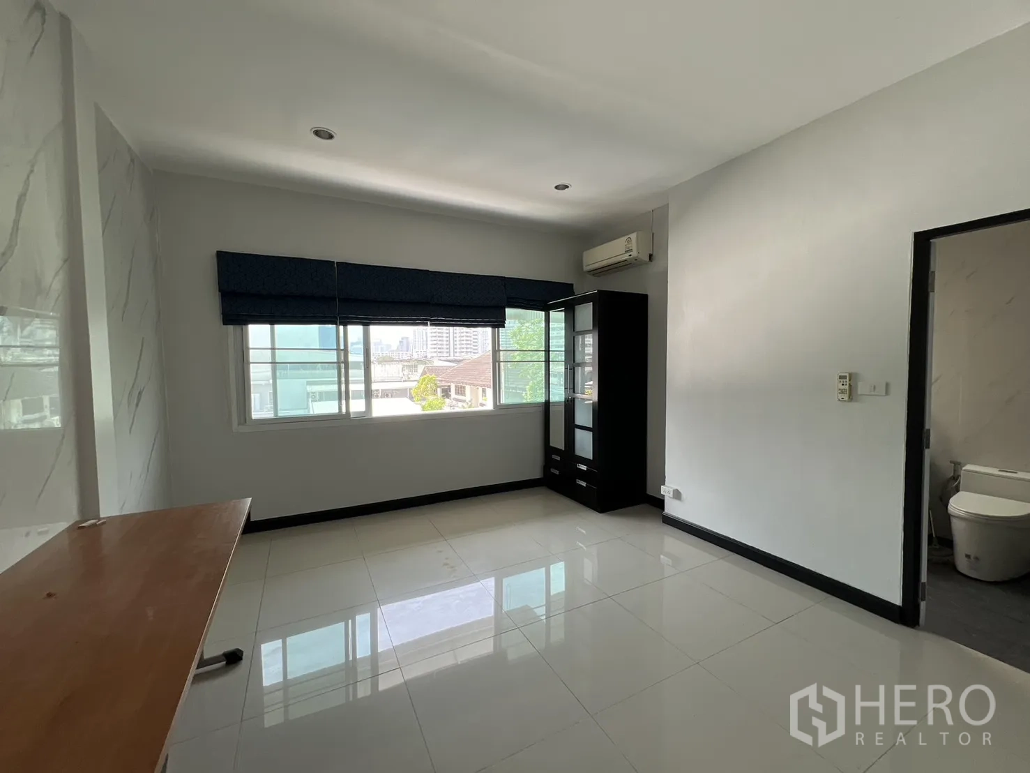 联排别墅 for rent in Watthana, Bangkok - 采光充足的房间，大窗、空调、衣柜并连通套内卫浴。