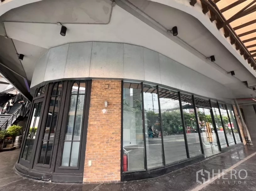 零售空间 出租 - 砖柱与弧形转角立面，环绕式落地窗，适合醒目的品牌展示。