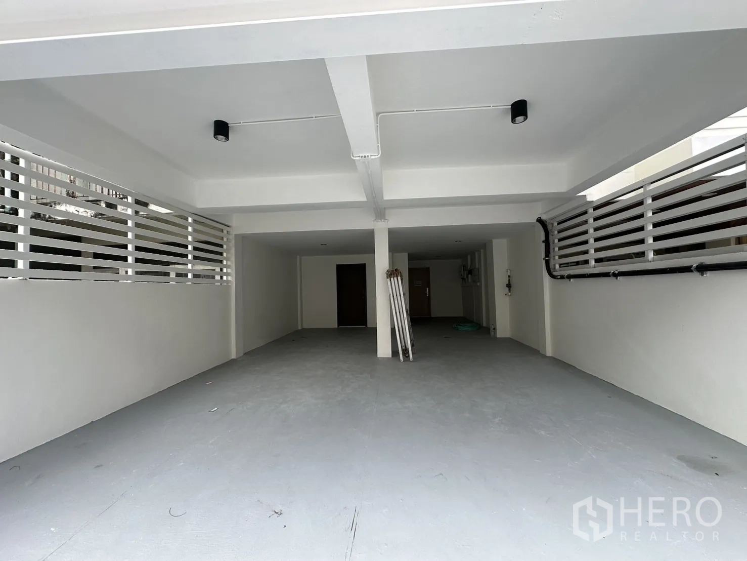 สำนักงานที่บ้าน ให้เช่าในPhra Khanong, Bangkok - ที่จอดรถในร่มสำหรับ 2–3 คัน พร้อมประตูทางเข้าปลอดภัย.