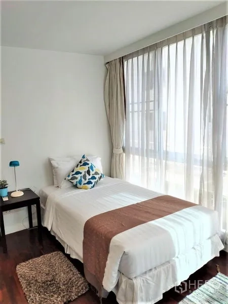 公寓 出租在Bang Rak, Bangkok - 温馨客卧，单人床，大窗户自然采光。