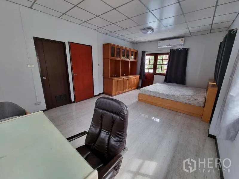 บ้าน ให้เช่าในNonthaburi - ห้องนอนขนาดใหญ่ พร้อมชั้นวางไม้ โต๊ะทำงาน และเตียงคู่