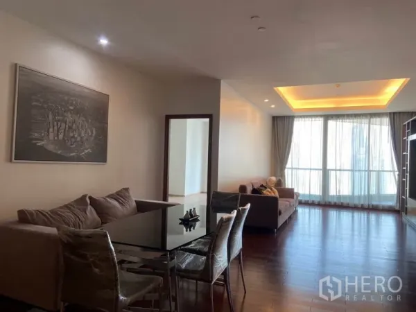 公寓 出租在Sathon, Bangkok - 宽敞的客餐厅，木地板、吊顶灯和落地窗。