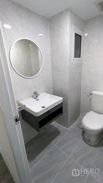 คอนโด ให้เช่าในWatthana, Bangkok - ห้องน้ำแขกสไตล์โมเดิร์น กระจกกลม อ่างล้างหน้าแขวนผนัง โทนเทาอ่อน