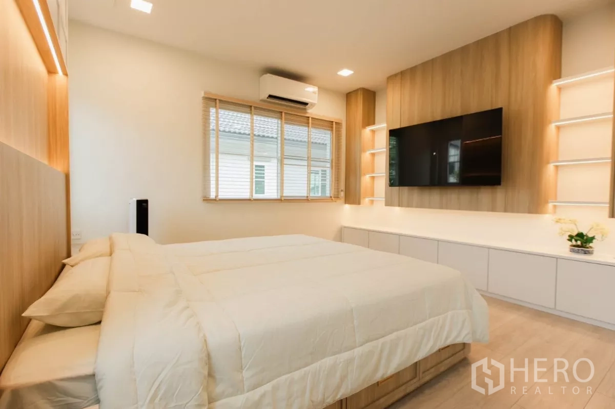 บ้าน ให้เช่าหรือขายในBang Phli, Samut Prakan - ผนังสื่อบันเทิงในห้องนอนใหญ่พร้อมชั้นลอยและไฟ LED
