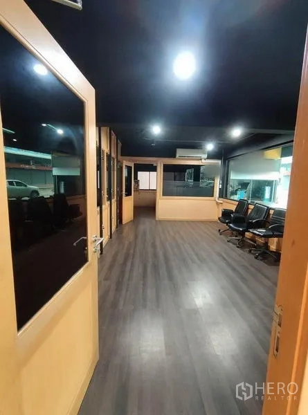 คลังสินค้า ให้เช่าในBang Phli, Samut Prakan - โถงภายในมีห้องออฟฟิศกรอบไม้กระจก และฝ้าเพดานสีเข้ม