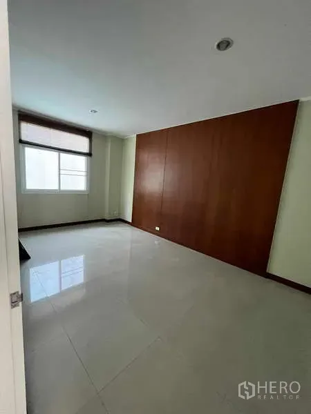 带办公室的家 出租或出售在Min Buri, Bangkok - 明亮空房，亮面地砖、木质强调墙与带百叶的窗户。