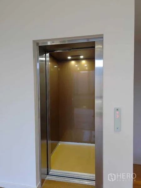 Detached House for rent in Wang Thonglang, Bangkok - In-house passenger elevator with stainless-steel frame.