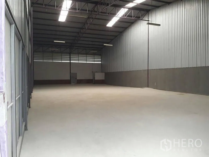 货栈 出租在Lam Luk Ka, Pathum Thani - 仓库内部空间高挑，混凝土地面，钢结构与采光屋顶板。