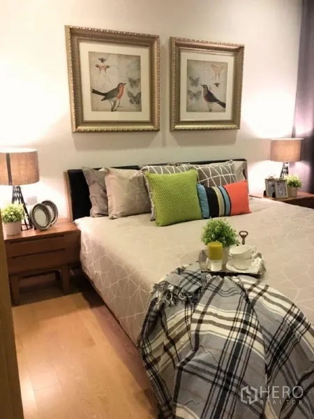 คอนโด ให้เช่าในWatthana, Bangkok - ห้องนอนอบอุ่น เตียงคู่ โคมไฟหัวเตียง ผ้าห่มลายตาราง และพื้นไม้