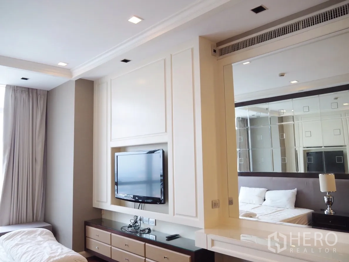 คอนโด ให้เช่าในPathum Wan, Bangkok - ห้องนอนกว้าง ทีวีติดผนัง ผนังกระจกดีไซน์ และตู้ลิ้นชักยาว